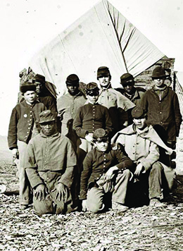 Une photographie montre un petit groupe de soldats de l'Union noirs et blancs posés avec désinvolture.