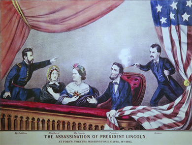 Una ilustración muestra a John Wilkes Booth disparando a Lincoln en la parte posterior de la cabeza mientras se sienta en la caja del teatro con su esposa, Mary Todd Lincoln, y sus invitados, el mayor Henry R. Rathbone y Clara Harris. Rathbone se para y señala a Booth mientras las mujeres miran con horror.
