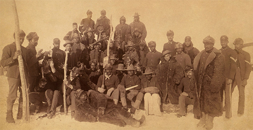 Uma fotografia mostra um grupo posado de “Buffalo Soldiers” uniformizados.