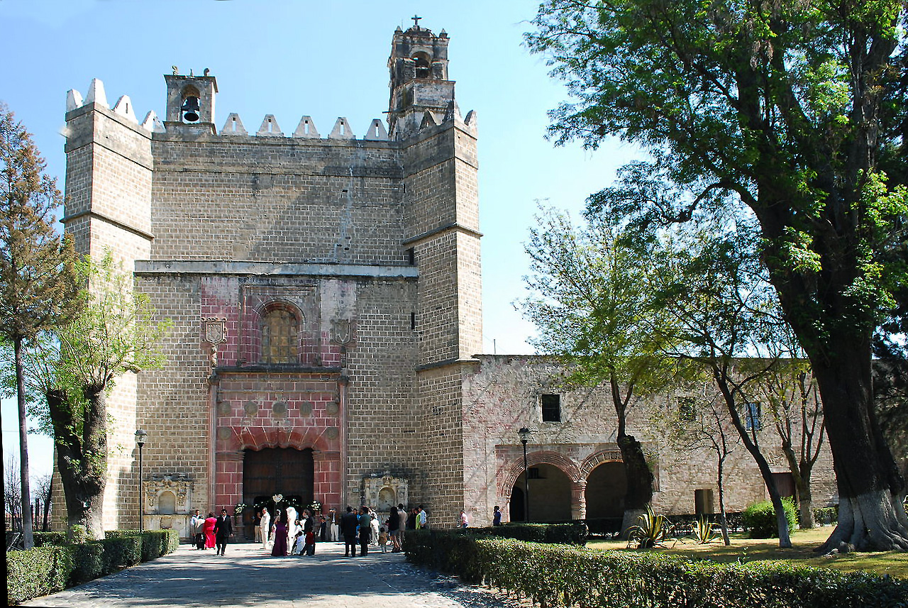 Façade of church and cloister of San Miguel Arcangel in Huejotzingo, c. 1520s - 1530s, Puebla, Mexico (photo: Alejandro Linares Garcia, CC BY-SA 4.0)