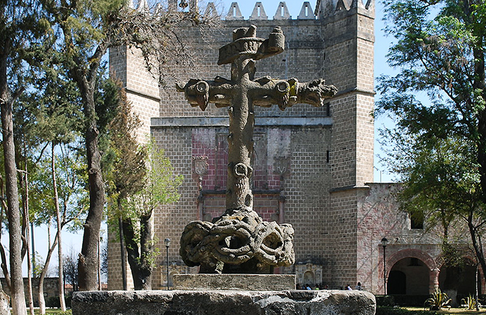 Surviving Posa Cross, mid to late 16th century, San Miguel Arcangel monastery, Huejotzingo, Puebla, Mexico (photo: Alejandro Linares Garcia, CC BY-SA 3.0)