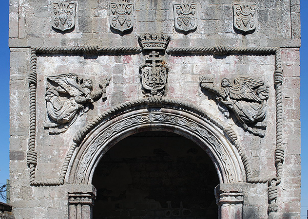 Angels in relief on the south side of the NW corner atrium chapel dedicated to Santiago, mid to late 16th century, monastery of San Miguel Arcangel, Huejotzingo, Puebla, Mexico (photo: Alejandro Linares Garcia, CC BY-SA 3.0)