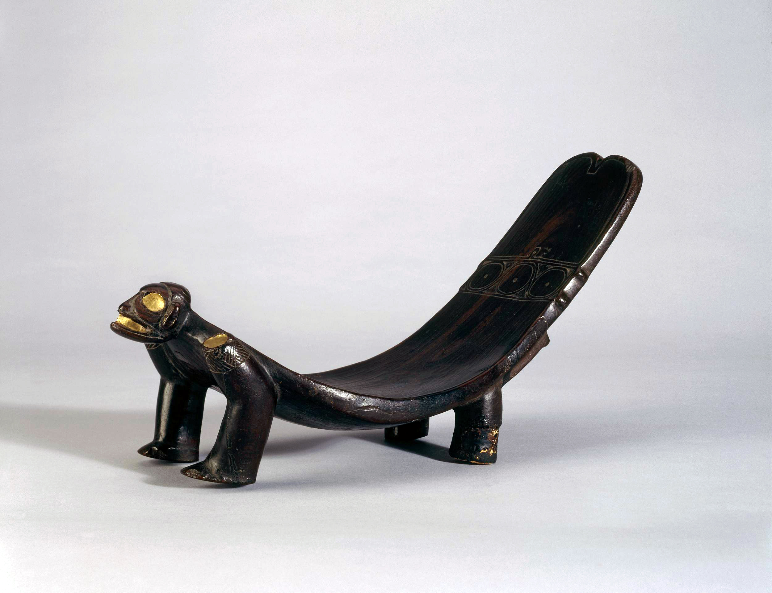 Taíno artist, Ritual seat (duho), 1292-1399, wood inlaid with gold, 22 x 44 x 16.5 cm (The British Museum) 