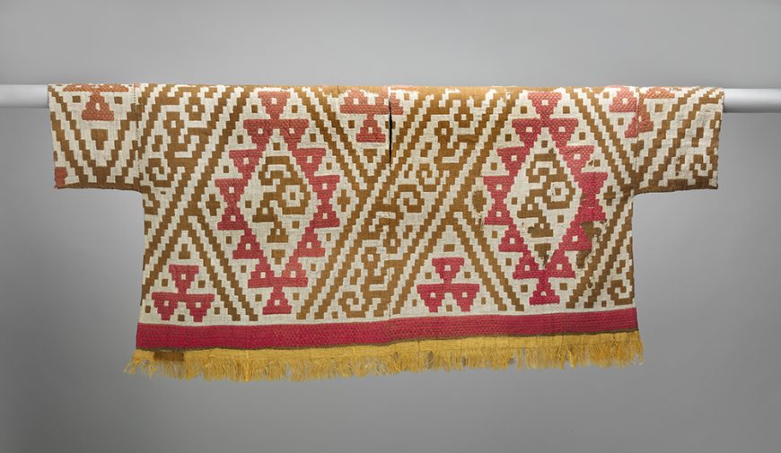 Chimú tunic with fringed hem and bird design, 1300–1470, Peru, camelid fiber, cotton, 49.5 x 113 cm (The Metropolitan Museum of Art)