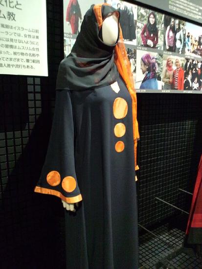 File:National Museum of Ethnology, Osaka - Dress (abaya) and veil (tarha) - Cairo in Egypt - Collected in 2002.jpg