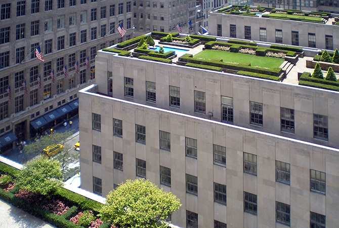 View of the rooftop gardens at Rockefeller Center from the International Building across to the British Empire Building and La Maison Française along Fifth Avenue (photo: David Shankbone, CC BY-SA 2.5)