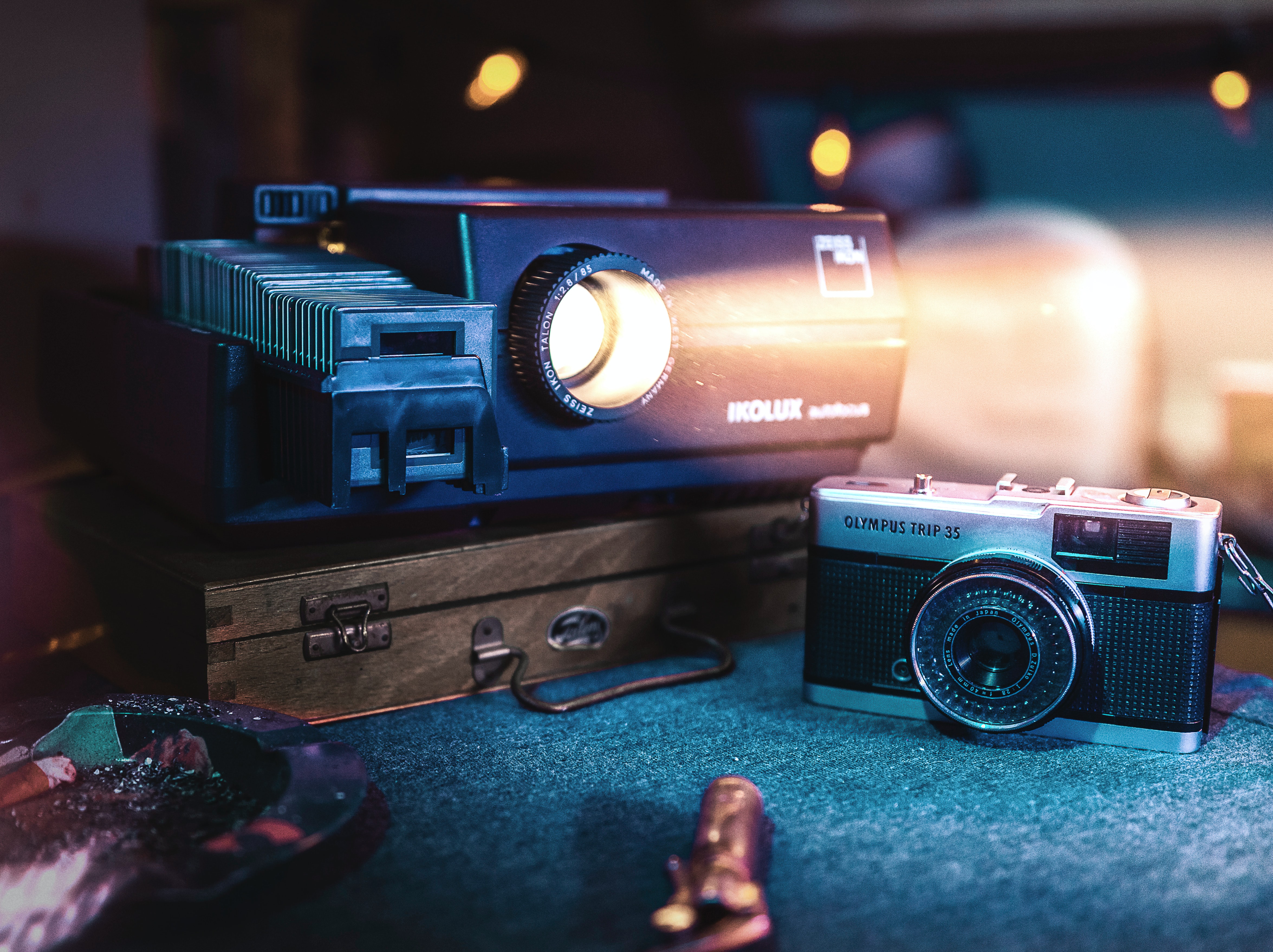 A Slide projector and 35mm film camera, Photo by Berend van Rossum on Unsplash