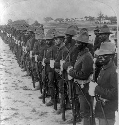 一张照片描绘了美西战争中的一排黑人士兵。