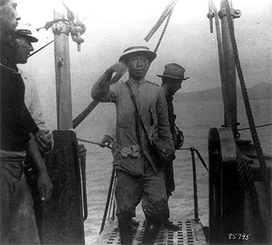 Une photographie montre le président philippin Emilio Aguinaldo embarquant à bord de l'USS Vicksburg.