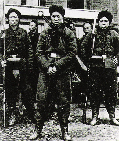一张照片显示了义和团叛乱期间中国帝国军的几名士兵。