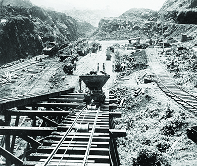 Uma fotografia mostra a escavação do corte Culebra na construção do Canal do Panamá.
