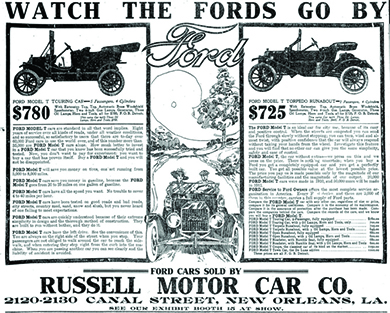 一则标题为 “Watch the Fords Go By” 的广告刊登了两辆福特汽车的图画。 列出的价格分别为780美元和725美元，以及每种型号的详细信息。 在广告的中央，插图显示了一对夫妇在田园诗般的乡间小路上行驶。 底部是文字 “罗素汽车公司出售的福特汽车，洛杉矶新奥尔良运河街 2120-2130 号。 请在展会上查看我们的展位。”