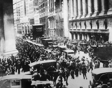 Uma fotografia mostra grandes multidões de pessoas em Wall Street.