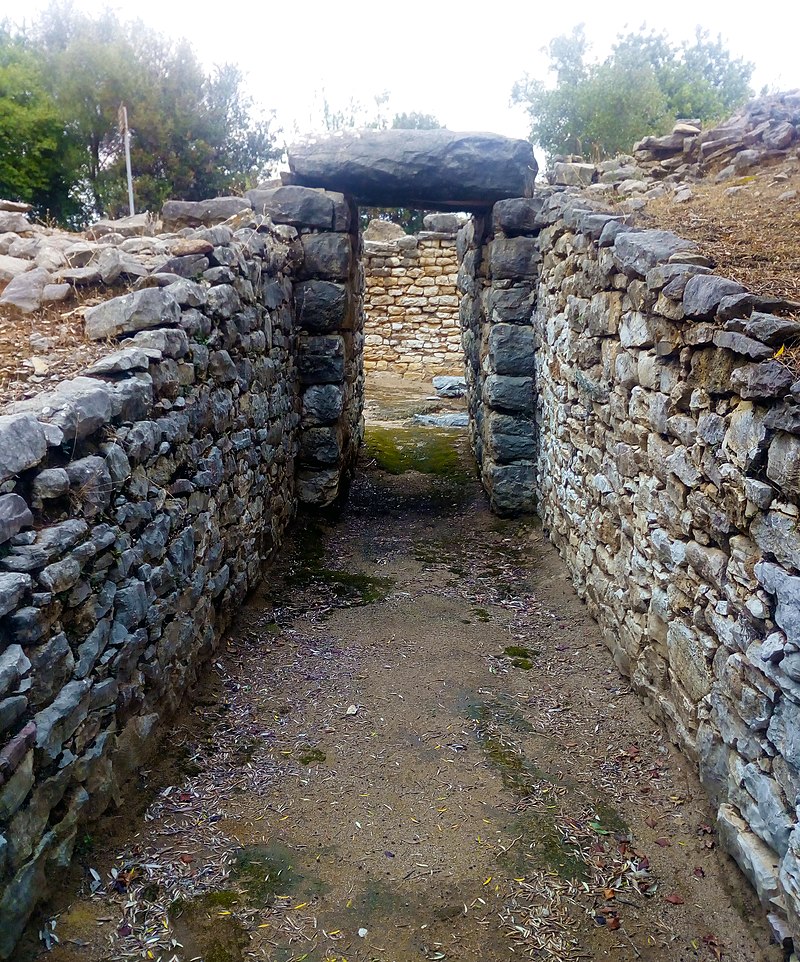 the entrance to the tholos tomb of Nichοria