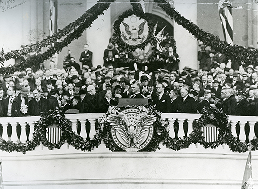 Une photographie montre Franklin Roosevelt s'exprimant lors de son investiture au Capitole américain, entouré de partisans.