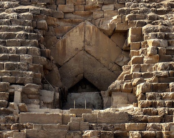 Pyramid_of_Khufu-Entrance.jpg