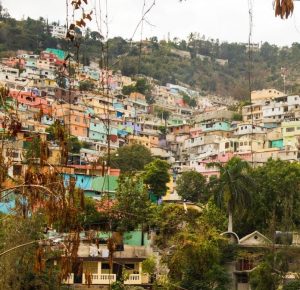 Des appartements colorés sur une colline à Port-au-Prince, Haïti.