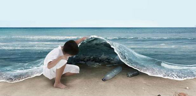 Un enfant sur la plage qui enlève une vague de la mer comme une couverture. Sous la couverture, on vois des bouteilles plastiques.