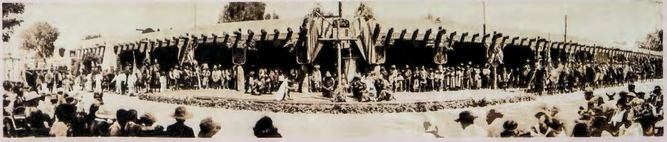 Figure 2.26: The reenactment of the Planting of the Cross by Diego de Vargas and his Spanish soldiers in front of the Palace of the Governors in 1692, Sante Fe, New Mexico, 1920. Photograph.
