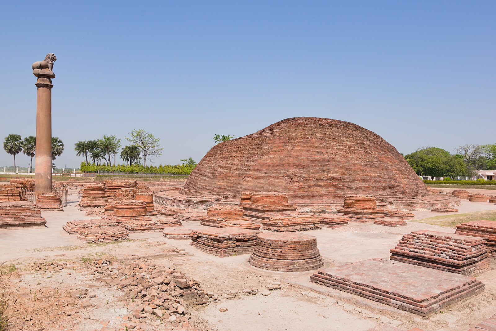 Ananda_Stupa_with_Ashok_lion_pillar_at_vaishali,_Bihar_05.jpg