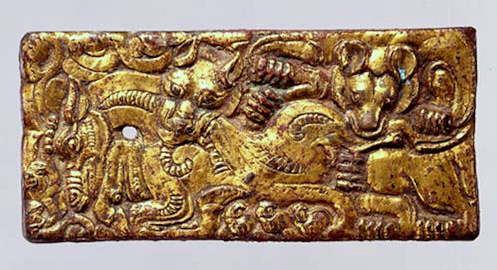 Belt_buckle_with_animal_combat_scene,_2nd-1st_century_BCE,_North_China.jpg