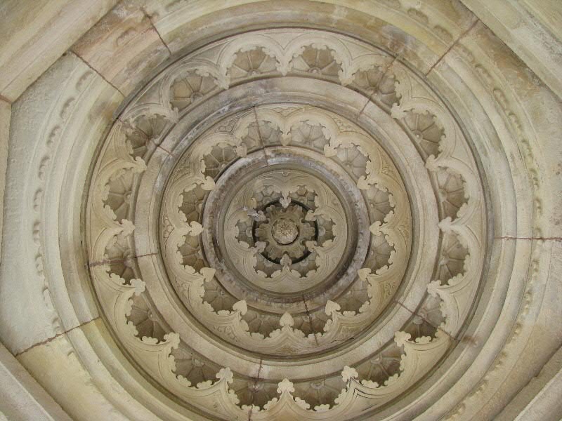 A_Khajuraho_Temple_ceiling_design.jpg