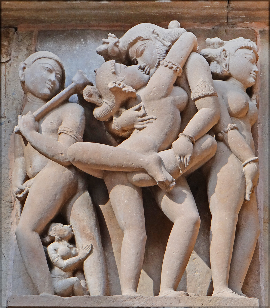 2_Erotic_Kama_statues_of_Khajuraho_Hindu_Temple_de_Lakshmana_Khajurâho_India_2013.jpg