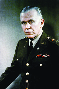 Uma fotografia de George C. Marshall é mostrada.