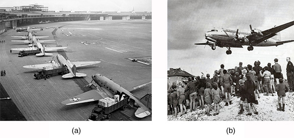 La fotografía (a) muestra una fila de aviones de transporte C-47 esperando el despegue. La fotografía (b) muestra a una multitud de hombres, mujeres y niños alemanes observando mientras un avión sobre ellos se prepara para aterrizar.