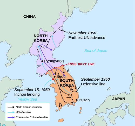تظهر خريطة لكوريا الشمالية والجنوبية، تحدها الصين من الشمال، والبحر الأصفر من الغرب، وبحر اليابان من الشرق، واليابان من الجنوب الشرقي. تُظهر السهام الأرجوانية غزو كوريا الشمالية لكوريا الجنوبية في عام 1950؛ وتُظهر السهام الخضراء الرد الهجومي للأمم المتحدة وموقع الهبوط في إنتشون في 15 سبتمبر 1950، والسهام البرتقالية في حالة الهجوم الشيوعي الصيني. يُظهر الخط البرتقالي المنقط خط الهدنة لعام 1953. يُظهر الخط المنقط باللون الرمادي الخط الدفاعي للأمم المتحدة في سبتمبر 1950، والخط الأخضر المنقط يُظهر تقدم الأمم المتحدة في أقصى الشمال في نوفمبر 1950.