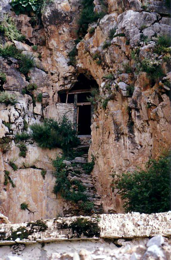 Entrance_to_Dawa_Puk,_Padmasambhava's_cave,_Yerpa_1993.jpg