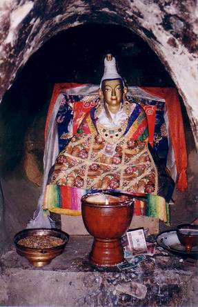 King_Songsten_Gampo's_statue_in_his_meditation_cave_at_Yerpa.jpg