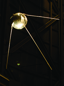 Une photographie montre une réplique de Spoutnik.