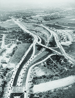 Uma fotografia aérea mostra uma rede de rodovias recém-construídas.