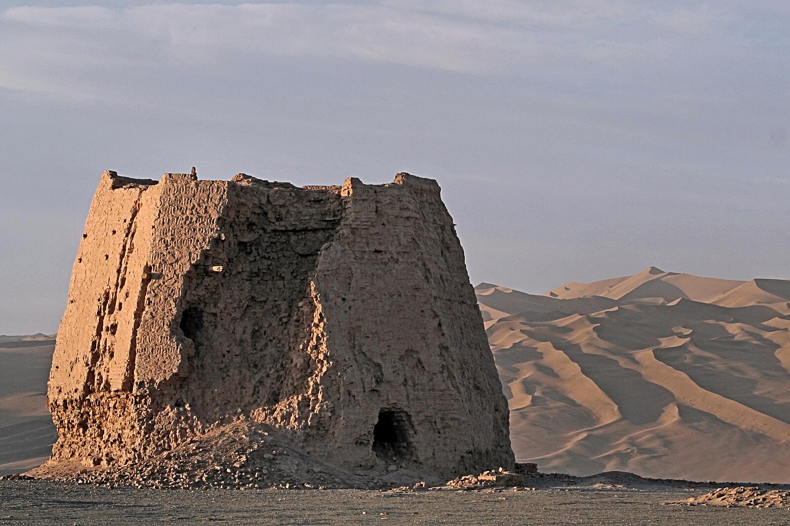 Summer_Vacation_2007,_263,_Watchtower_In_The_Morning_Light,_Dunhuang,_Gansu_Province.jpg