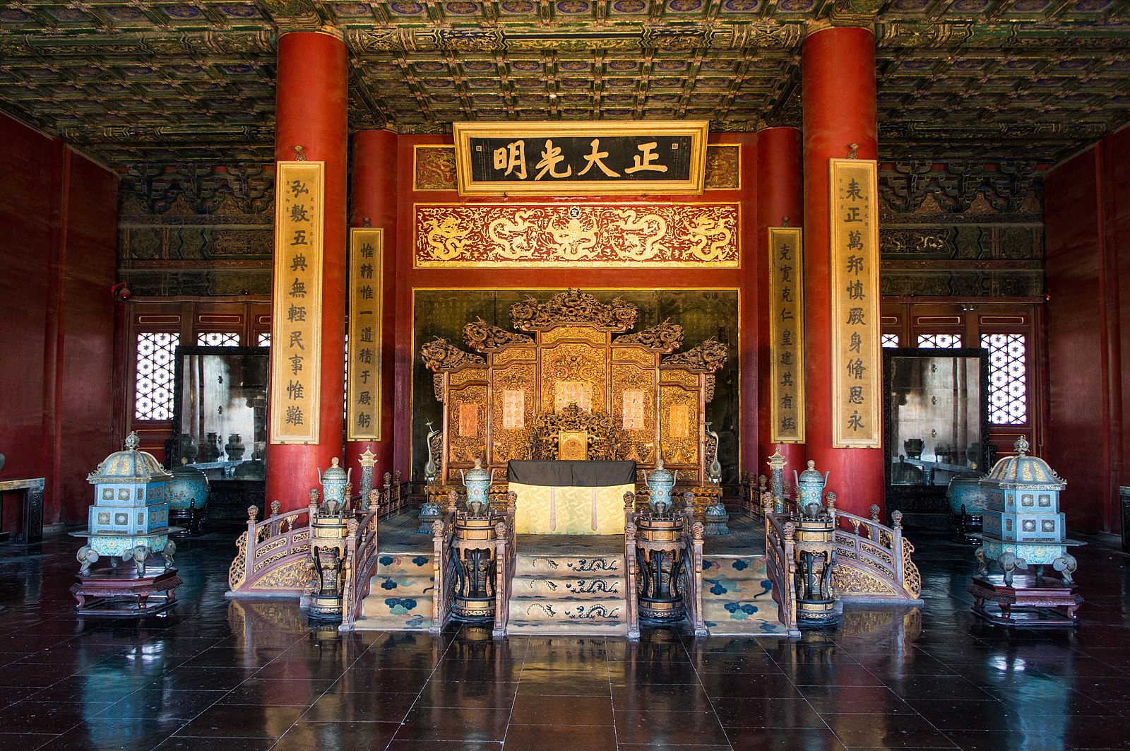 Dragon_Throne_Palace_of_Heavenly_Purity_Forbidden_City_Beijing.jpg