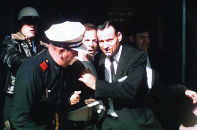 Una fotografía muestra a varios hombres arrestando a Lee Harvey Oswald.