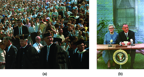 照片 (a) 显示约翰逊校长身着学术盛宴，站在密歇根大学的人群旁边。 照片 (b) 显示 Johnson 坐在一位老年妇女旁边的桌子旁说话；两人前面都有小麦克风。