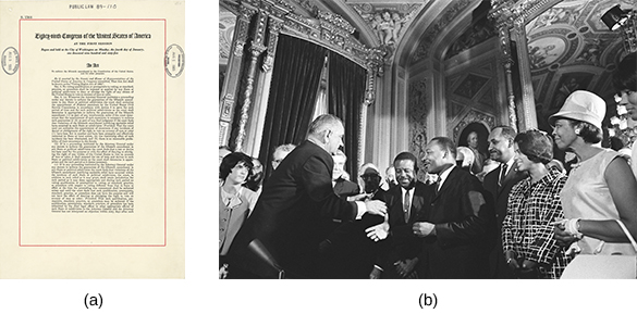 图片 (a) 是《投票权法》的副本。 照片（b）显示了约翰逊总统和小马丁·路德·金在华丽的房间里与一大群人站在一起，互相问候。