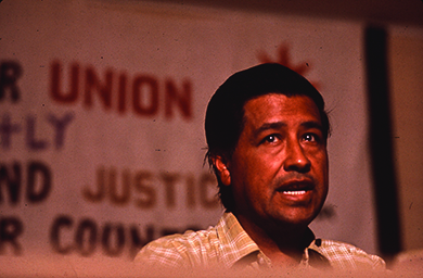 Una fotografía muestra a César Chávez hablando.