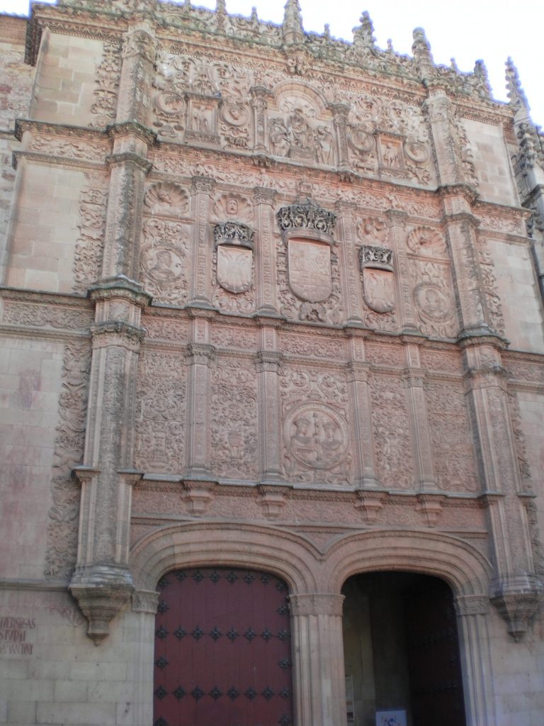 La-fachada-de-la-Universidad-de-Salamanca-768x1024_41jr.jpg