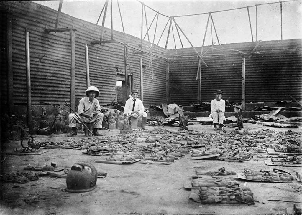 Interior_of_Obas_compound_burnt_during_seige_of_Benin_City_1897-1024x730.jpg