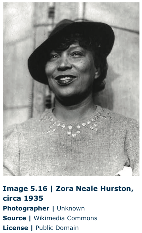 Fotografía en blanco y negro de Zora Neale Hurston, una sonriente Mujer negra vestida con un sombrero alegre y un top adornado