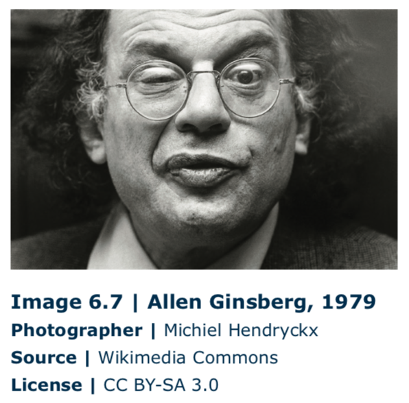 Fotografía de Allen Ginsberg entrecerrando los ojos con un ojo a la cámara de una manera casi lúdica. Tiene el pelo rizado y gafas redondas de alambre.