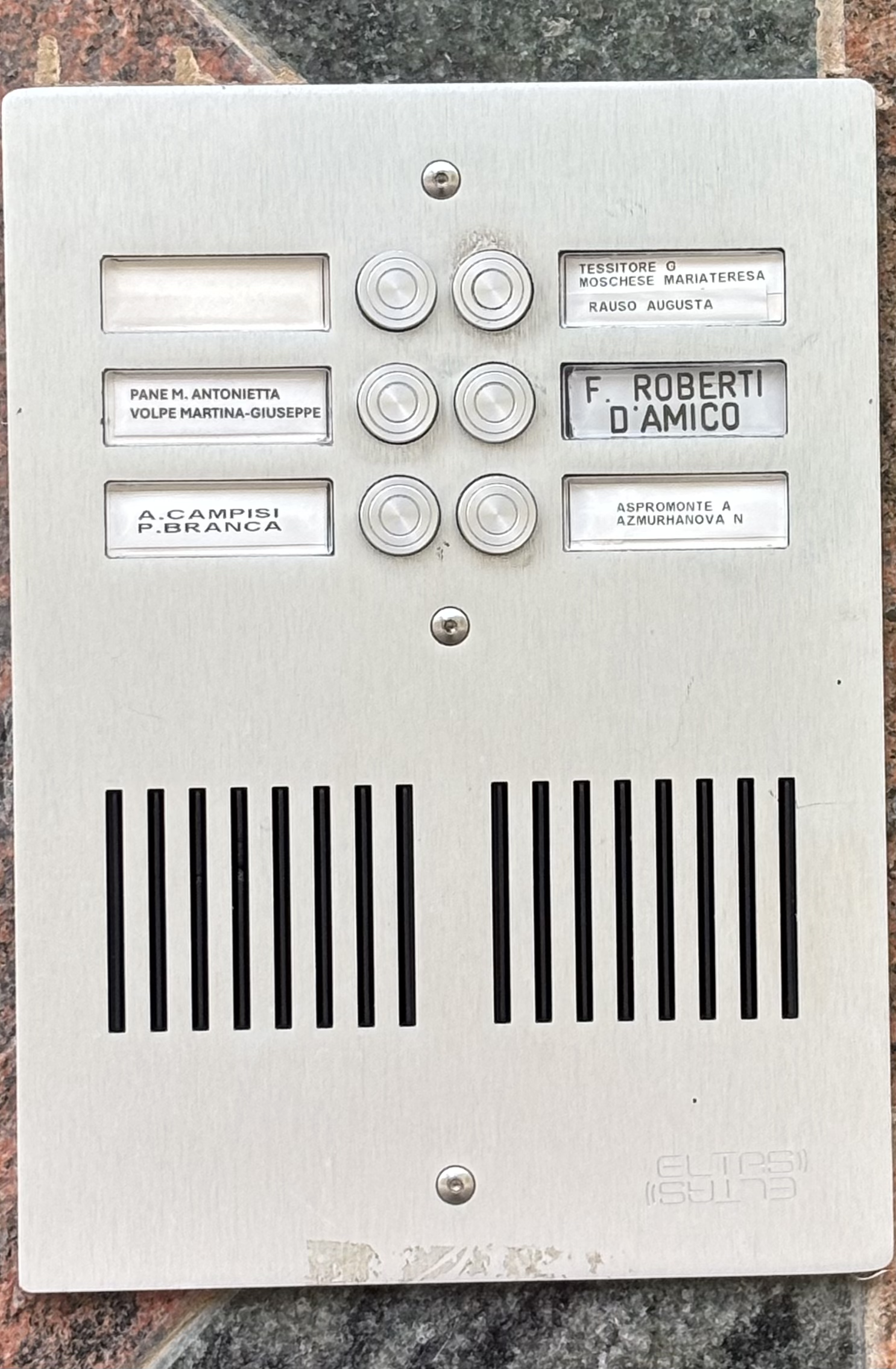 The intercom panelfor an apartment building.
