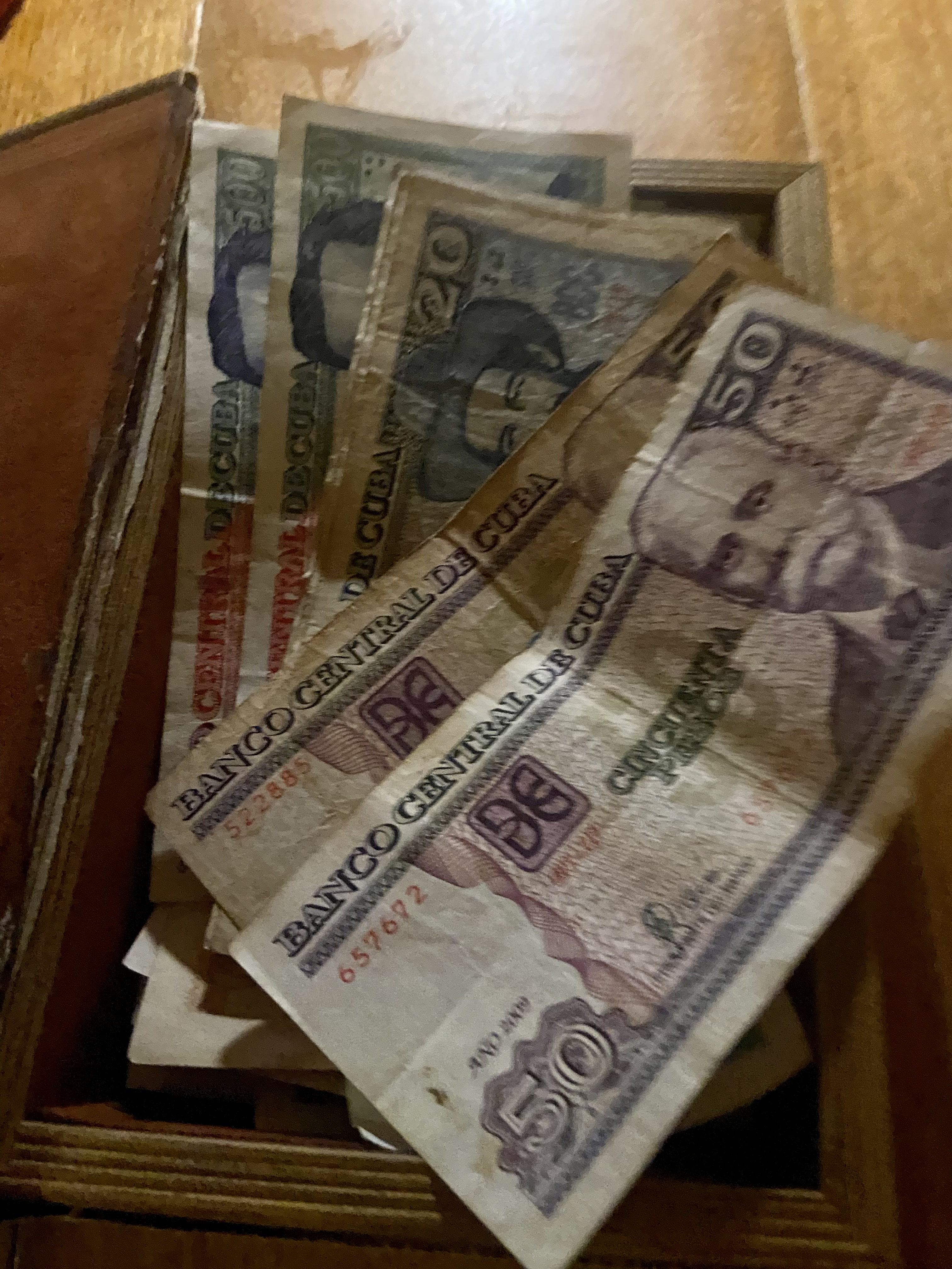 Hay una foto de dinero cubano.