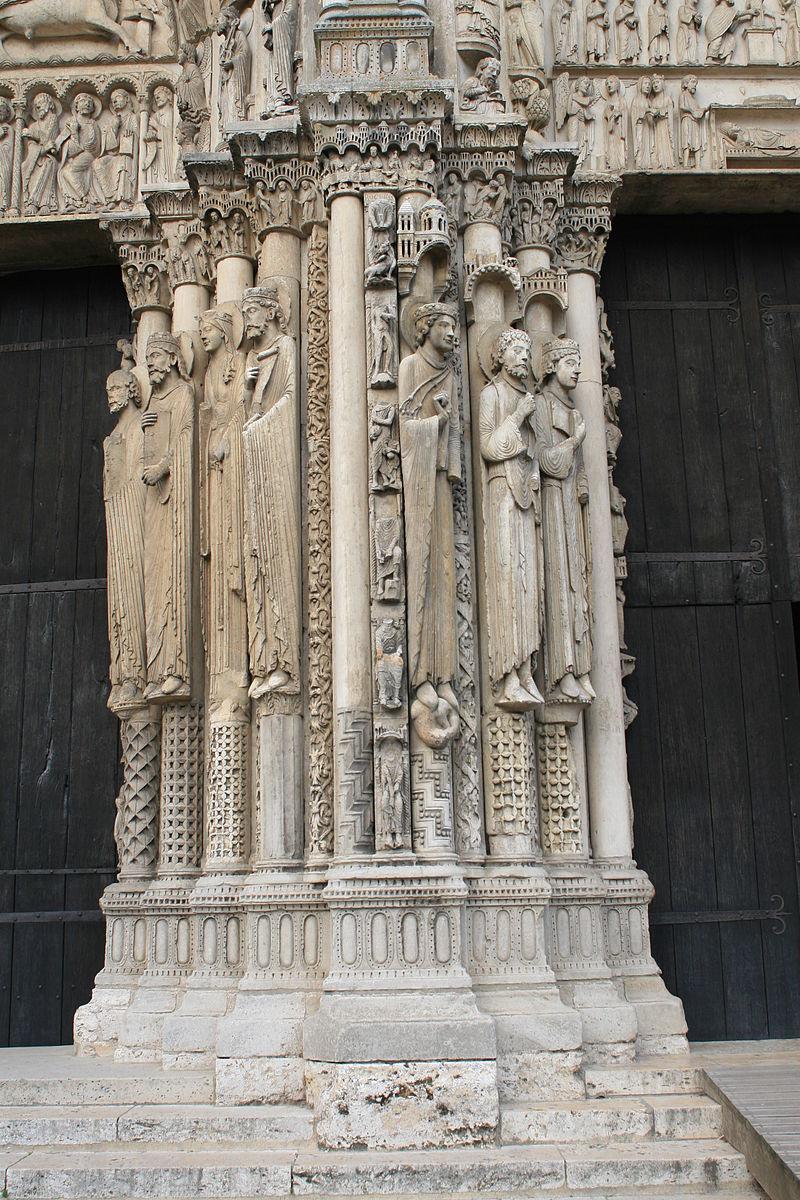 Des sculptures sur piliers