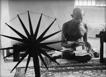Gandhi devant un rouet