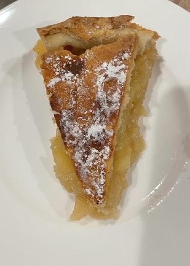 A tart shell filled with slices of baked apple