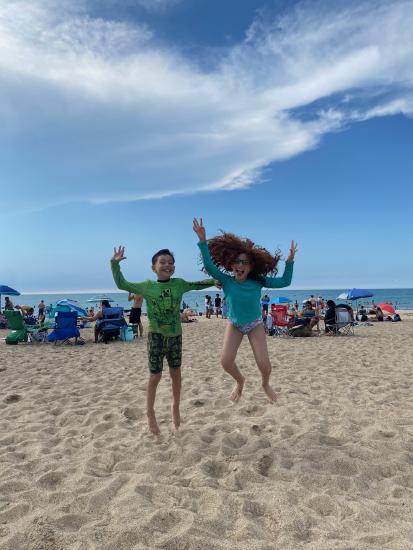 Foto de dos niños (los hijos de Nancy Dominguez-Fret) jugando en la playa.